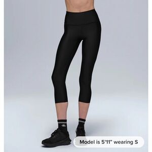 ALO Yoga High Waist Airlift Capri. Black. Medium